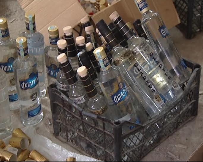 Saxta spirtli içki istehsalı ilə məşğul olan gizli sex aşkarlandı - FOTO