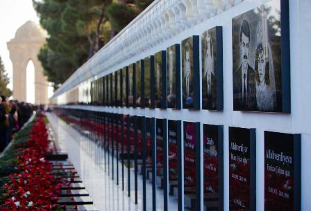 Bakı Meriyası 20 Yanvarda xərclədiyini gizli saxlayır, qərənfilləri uşaqlara göndərir
