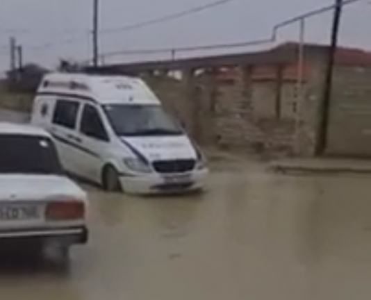 Xəstəyə yardıma gedən təcili yardım maşını bataqlıqda “ilişdi” - Bakıda