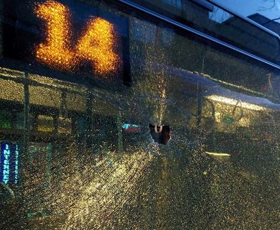 “BakuBus”un avtobuslarını daş-qalaq edənlər kimlərdir? - AÇIQLAMA