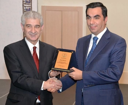YAP Elmar Qasımovu təltif etdi