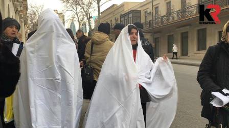 Vətəndaşlar Baş Prokurorluq qarşısında kəfən geyindi – Bakıda 