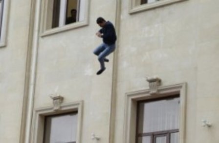  Polisin saxladığı şəxs xəstəxanada özünü öldürüb 