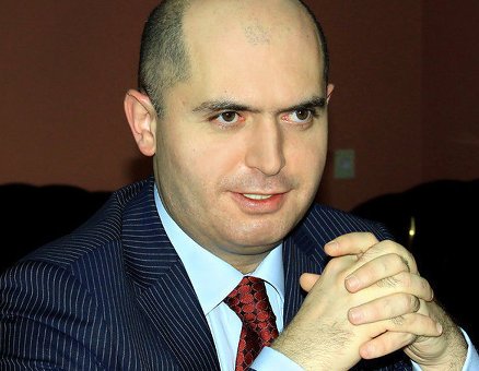 Nazir istefaya göndərilir