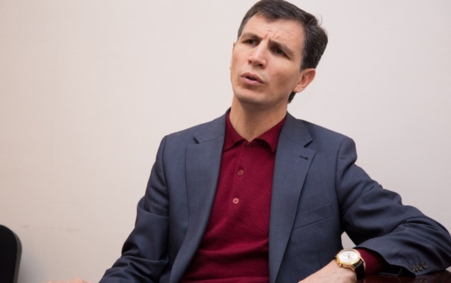 Araz Əzimovun Bəşər Əsədlə bağlı açıqlamasına ŞƏRH: “Qərb cini şüşədən buraxıbsa..” 