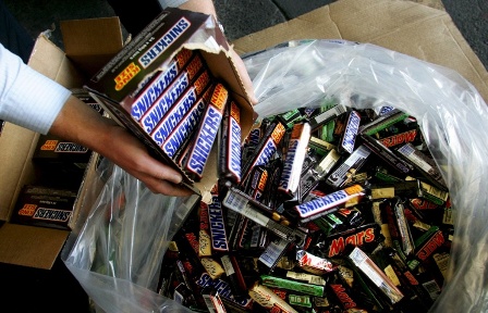 Azərbaycanda təhlükəli “Snikers”, “Mars” satılır?