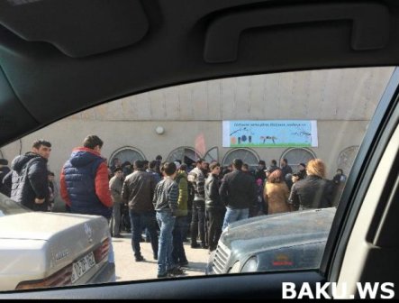  Bakıdakı kasıblar üçün pulsuz mağaza bir günə boşaldılıb - Foto 
