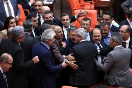  Türkiyə Böyük Millət Məclisində əlbəyaxa dava