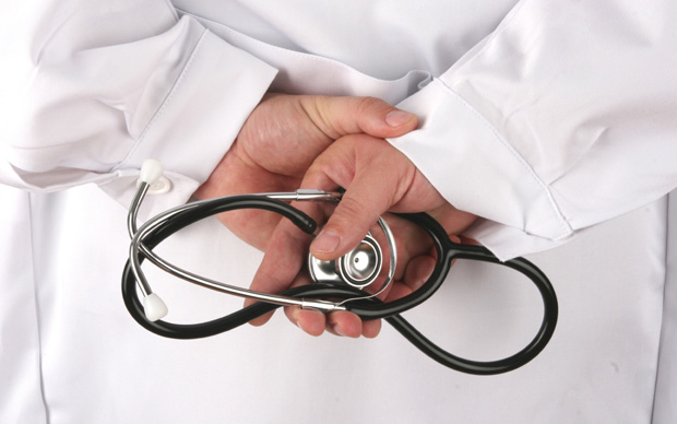 Azərbaycanda rüşvət alan baş həkimə cinayət işi açıldı 