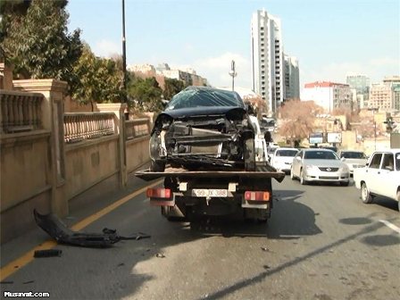 Qadın sürücü maşının şüşəsindən çıxıb divara çırpıldı – Bakıda