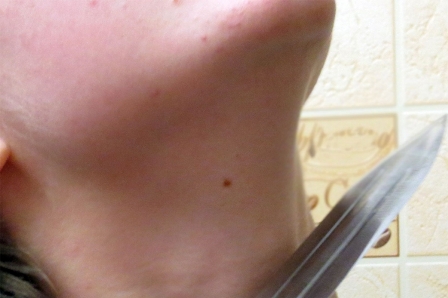 Azərbaycanda dəhşətli QƏTL: Qardaş bacının başını KƏSDİ 