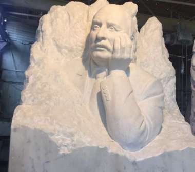 Məmməd Aslanın bəyaz daşa dönmüş heykəli - FOTO