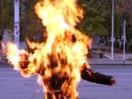 Üzərinə benzin töküb özünü yandırdı – Bakıda 