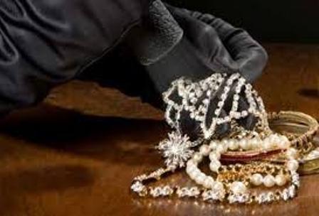  Generalın evindən oğuluq etməkdə şübhəli bilinən qadın danışdı