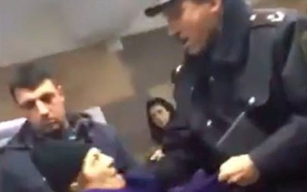  Metroda polisin yaşlı qadına qarşı kobudluğu - Video 