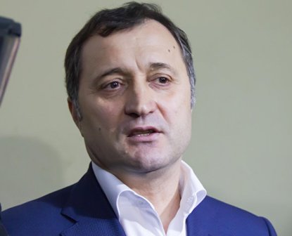 Keçmiş baş nazir təcridxanada döyüldü