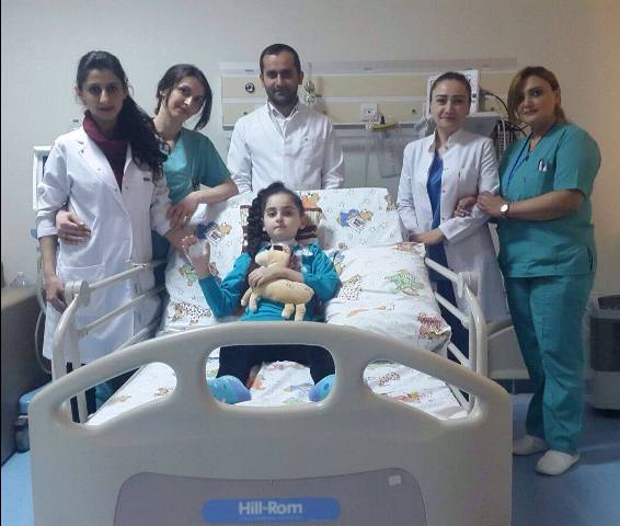 Tibb Universitetinin Klinikası nadir hallarda sağ qala bilən xəstə uşağı xilas etdi - FOTO