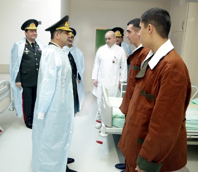  Müdafiə Nazirliyinin rəhbərliyi hərbi hospitalda olub  -Foto