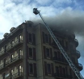 Bakıda hündürmərtəbəli bina yanır - VİDEO