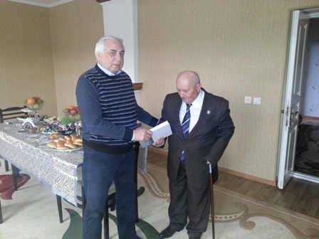 Deputat 90 yaşlı veteranı təbrik etdi