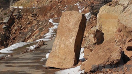  Quba-Xınalıq yolunda uçqun təhlükəsi 