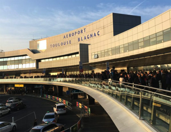 Fransa aeroportunda təxliyyə işləri aparılır