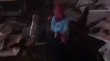 Brüssel terrorundan dəhşətli mənzərə: körpə anasının meyiti üstündə ağlayır - FOTOLAR