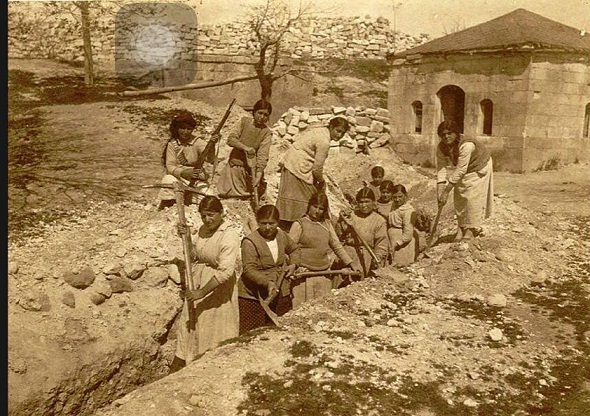 Xəndək və erməni qadınları 