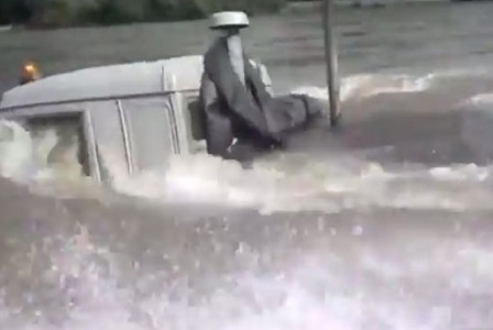 Salyanda yük maşını çaya düşüb - sürücü yoxa çıxıb 