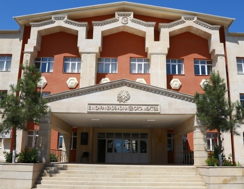 Direktor ağalıq edir: “Kimi istəyirəm onu da məktəbimə qəbul edirəm”