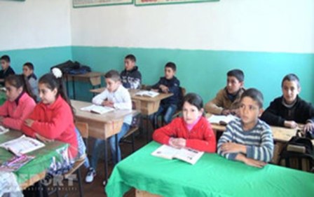 Tovuzda şagirdlərin saçını kəsən direktor müavini işdən çıxarıldı