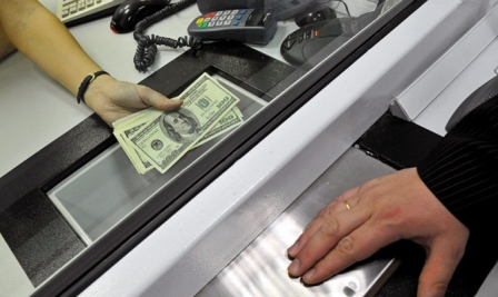Bu gündən Azərbaycanda dollarla kredit verilməsi dayandırılır