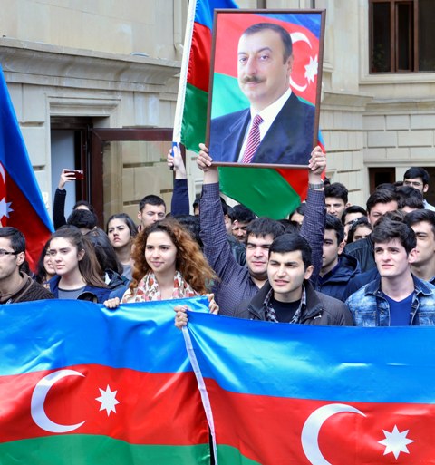 Daha bir ali məktəbdə orduya dəstək aksiyası keçirilib