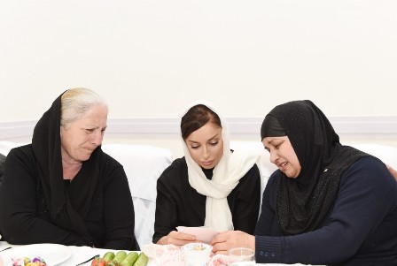  Mehriban Əliyeva şəhid anaları ilə görüşdə ağlayıb 