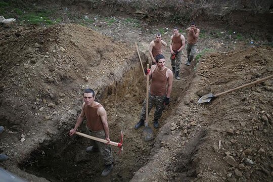 Mövqelərini itirən ermənilər yeni səngərlər qazırlar - FOTOLAR