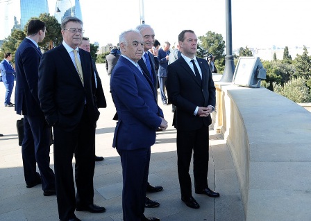 Medvedev Şəhidlər xiyabanını ziyarət edib - FOTOLAR