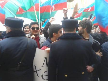 Əli Kərimlinin evi qarşısında aksiya keçirildi - FOTO