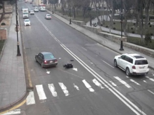 Bakıda avtobus qucağında uşaqla yolu keçən ananı vurdu