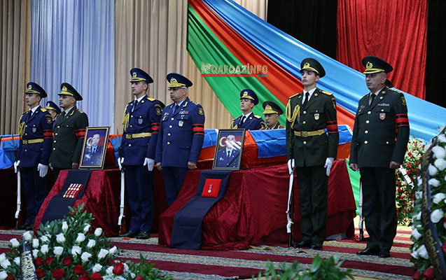 Ordu rəhbərliyi şəhidlərin dəfnində - FOTOLAR