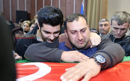 Şəhidlərin dəfnində insan seli – FOTOLAR