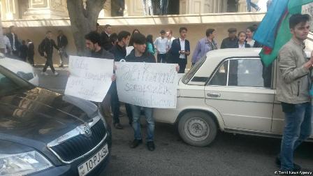 Əli Kərimlinin evi qarşısında növbəti aksiya - FOTO