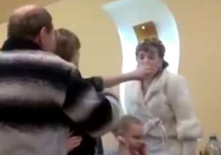 Bəy atası toyda gəlini döydü -Video