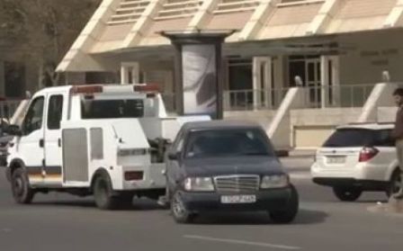 Evakuator avtomobili sürüyə-sürüyə aparır-Video