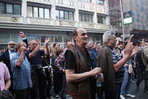 Prezidentin ofisinə hücum edildi - FOTOLAR