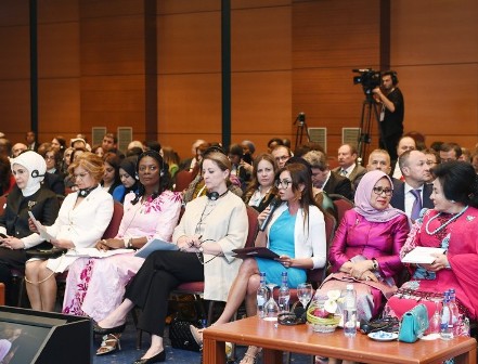 Birinci xanım xərçəng xəstəliyi ilə bağlı tədbirə qatılıb  - Fotolar 