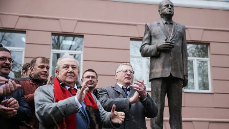 Jirinovskiyə qoyulan heykəl söküləcək - FOTO