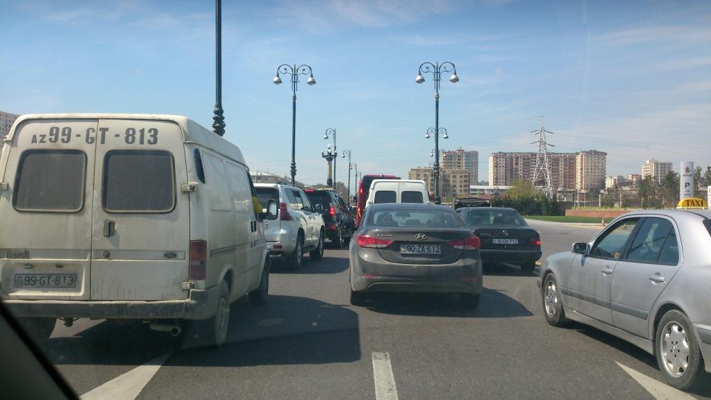 Yollarda yersiz profilaktik işlər maşınların hərəkətinə mane olur 