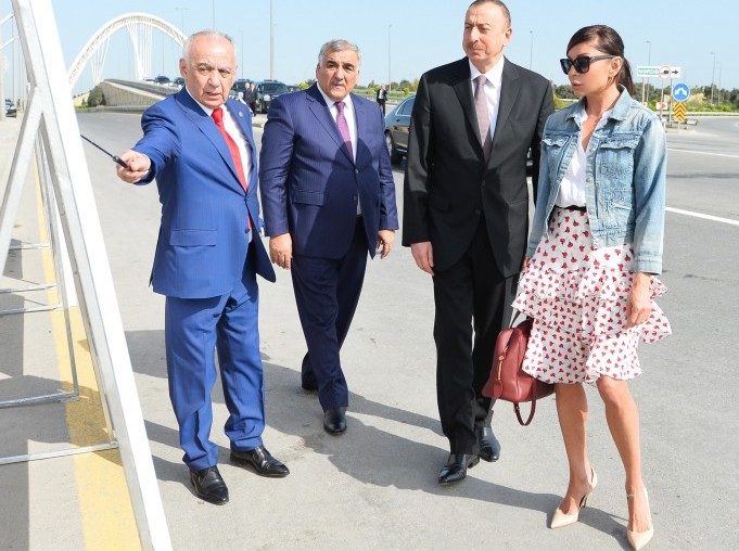 Prezident və birinci xanım yeni parkın açılışında...