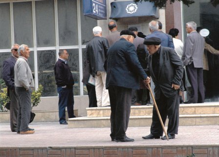 “Pensiyaçının ixtisar riski yoxdur” - Kredit qadağasına ŞƏRH