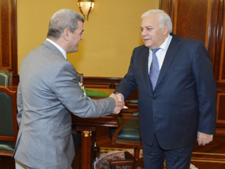 Spiker deputatın  fikirlərinə şübhə ilə YANAŞDI